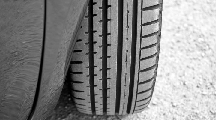 Contrôle continu des pneus, les conseils d'entretien automobile de FORD à Fleury-les-Aubrais